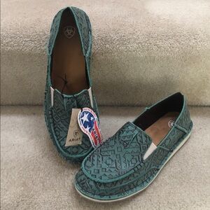 Ariat turquoise embossed blanket cruisers NWT